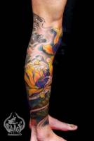 Tatuaje japonés en la pierna, de aguas, flores y una tortuga