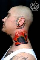 Tatuaje de una flor en el cuello