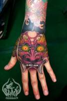 Tatuaje de la cara de un demonio japonés en la mano