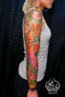 Tatuaje de fénix y golondrinas en el brazo.