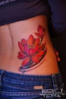 Tatuaje de flor con viento en la espalda