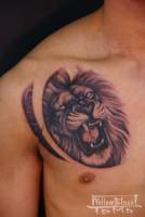 Tatuaje de cabeza de león en el pecho
