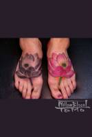 Tatuajes de flores de loto en los pies