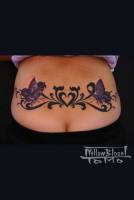 Tatuaje para mujeres de mariposas y tribal encima del culo