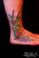 Tatuaje para mujeres de flores en el tobillo