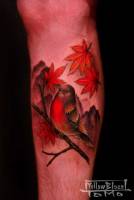 Tattoo de paisaje con pájaro en la pierna.