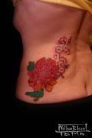 Tatuaje para mujer de flores en la espalda