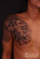 Tatuaje de leon en el pecho.