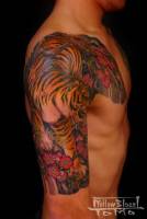 Tatuaje japonés de tigre, medio brazo.