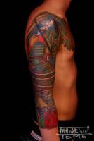 Tatuaje de guerrero samurai en el brazo