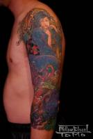 Tatuaje japonés, en el brazo de geisha con motivos florales y pájaros.