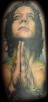 Tatuaje de una persona rezando