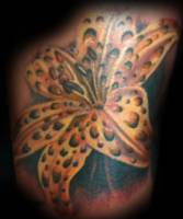 Tatuaje de una flor con gotas de rocio