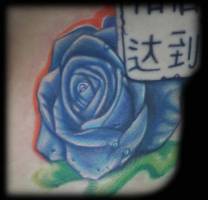 Tatuaje de una rosa con caracteres chinos