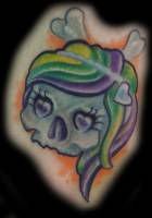 Tatuaje de una calavera femenina i hippie