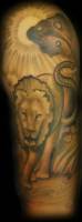 Tatuaje de un león bajo un sol abrasador