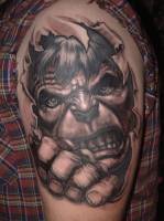 Tatuaje de hulk saliendo dentro de la piel