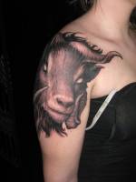 Tatuaje de un monstruo parecido a un toro