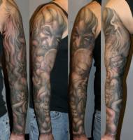 Tatuaje de varios monstruos en el brazo