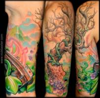 Tatuaje de un paisaje con una armonica y un gran árbol