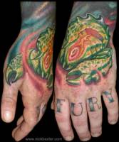 Tatuaje de un escorpión alienígena en la mano