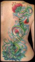 Tatuaje de una extraña planta en la espalda de una mujer