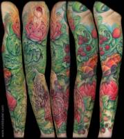 Tatuaje de una selva con muchas plantas