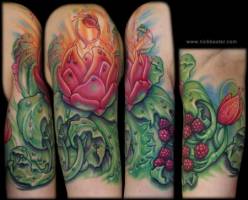 Tatuaje de plantas con flores y frutos en el brazo