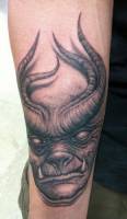 Tatuaje de un monstro de 4 cuernos