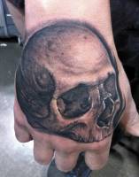 Tatuaje de un cráneo en la mano