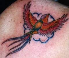 Tatuaje pequeño de un ave fénix volando
