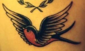 Tatuaje de una golondrina volando