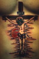Tatuaje de cristo crucificado para la barriga