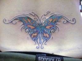 Tatuaje de una mariposa aleteando