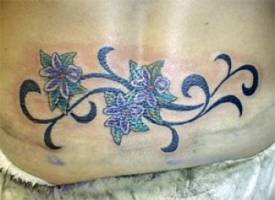 Tatuaje de tribales con flores