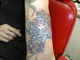 Tatuaje de serpiente metálica que sale de dentro la piel