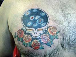 Tatuaje de una calavera entre rosas