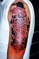 Tatuaje de un águila con estética celta