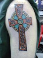 Tatuaje de una cruz en el brazo