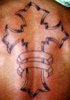 Tatuaje de una cruz en la espalda