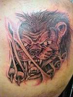 Tatuaje de leon saliendo de la piel