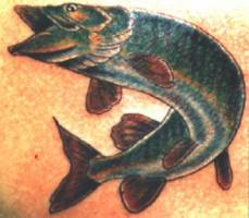 Tatuaje de un pez con la boca abierta