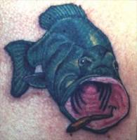 Tatuaje de un pez mordiendo el anzuelo