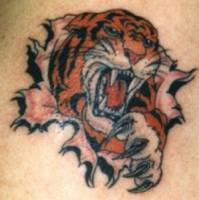Tatuaje de un tigre saliendo de dentro la piel