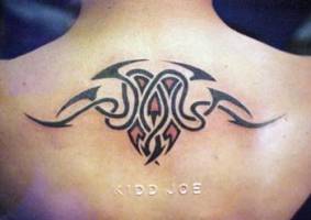 Tatuaje de un tribal en la espalda, con un poco de color