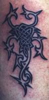 Tatuaje de unos tribales con tematica celta