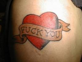 Tatuaje de un corazón con una etiqueta de Fuck You