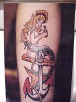 Tatuaje de sirena sentada encima de una ancla, mientras se toma unas copas