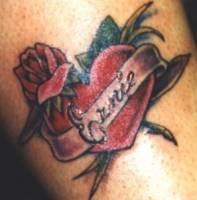 Tatuaje de un corazón con una rosa y una etiqueta para el nombre