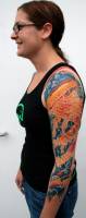 Tatuaje de unas medusas nadado en el brazo de una mujer